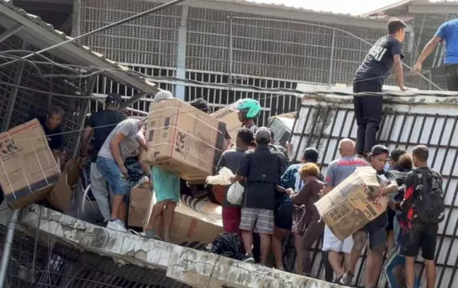 Saqueos masivos sacuden La Guaira en medio de la devastación por los terremotos