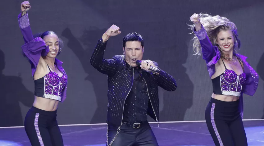 El cantante puertorriqueño Chayanne canta durante un concierto de su gira 'Bailemos Otra Vez' este miércoles, en el Auditorio Nacional, en Ciudad de México (México). EFE/Isaac Esquivel