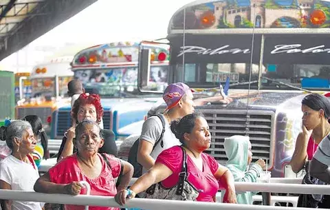 A la espera de una terminal de transporte que no llega 