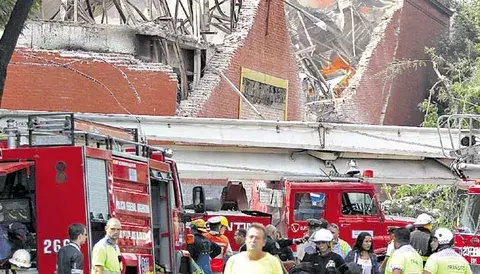 Incendio y derrumbe deja al menos nueve muertos en Argentina 