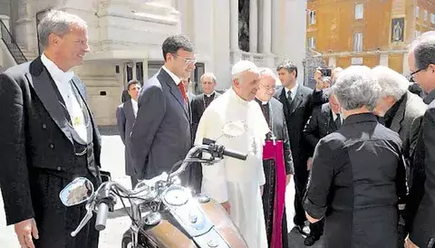 La Harley del papa recauda en París $284,000 