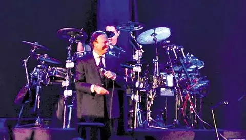 Julio cantó, chisteó y deleitó al público 