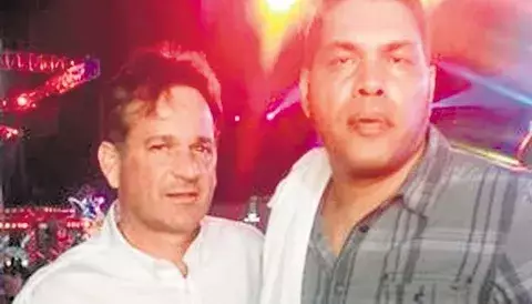 ¿Quién acompaña a J.C. Navarro en esta fotografía? 