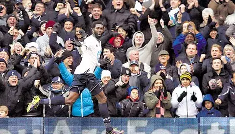 Adebayor le da vida a esperanza del Tottenham 