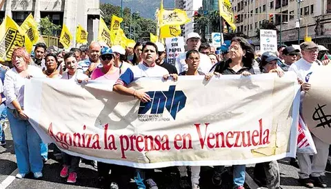 Periodistas protestaron por la crisis de papel que afecta a los periódicos  