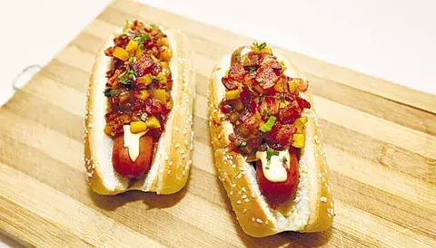 Brats ahumados con relish de mango 