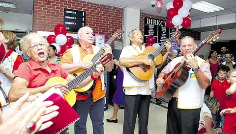 Celebran el Día del Amor y la Amistad 