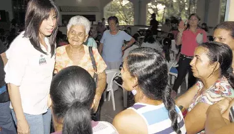 Aimée de Arias explica beneficios de proyecto Ciudad Mujer a féminas 