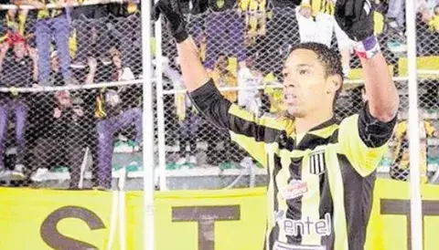 Alfaro, titular, pero su equipo cae 