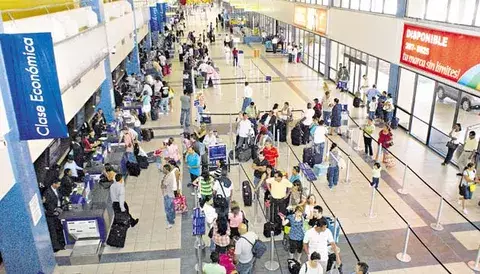  Tránsito de pasajeros por la terminal aérea alcanza cifra récord  