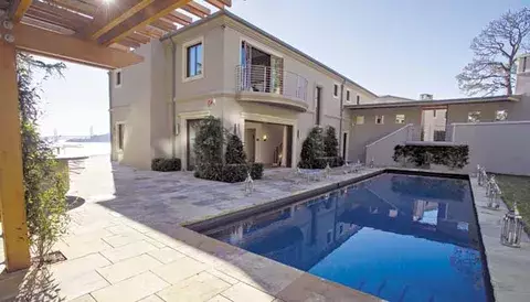 Millonarios invierten en casas de California para cuidar su dinero 