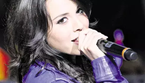 Desplaza a Selena 