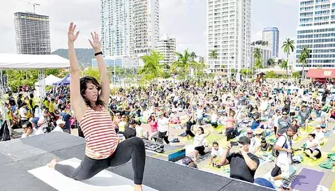 Yoguis meditan bajo el sol 