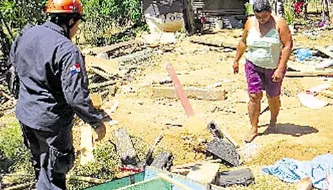 Fuertes vientos causan daños en casa y escuela  