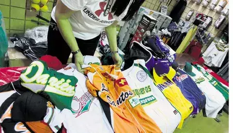 Equipos reciben sus uniformes 
