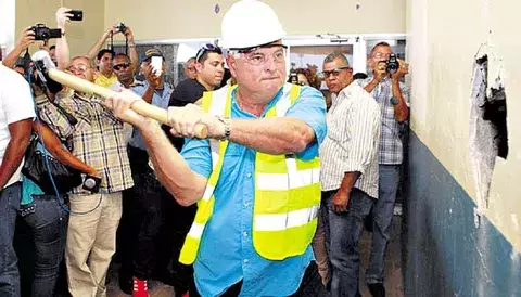 Colocan primera piedra para nueva policlínica 