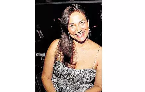 Le apasionan la danza y el teatro, en este su mentor fue Bruce Quinn  