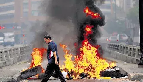 Manifestantes bloquean las principales vías de Caracas 