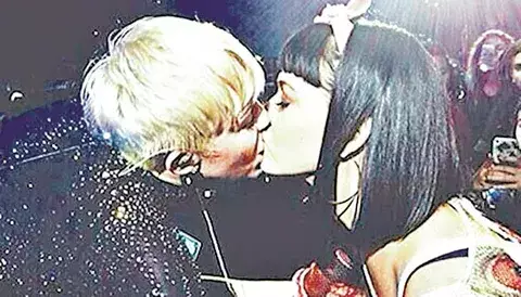 Cyrus y Perry, beso apasionado 