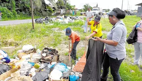 Comunidad y autoridades recogen la basura en Bocas 