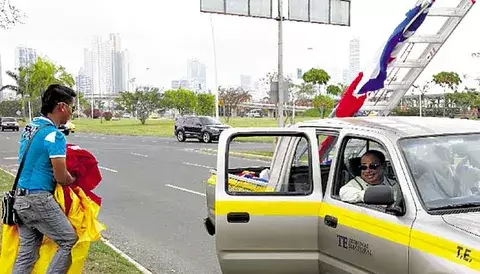 TE quita banderas de vías públicas 