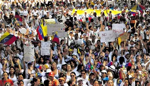 Parlamento Europeo pide a Maduro desarmar a grupos 