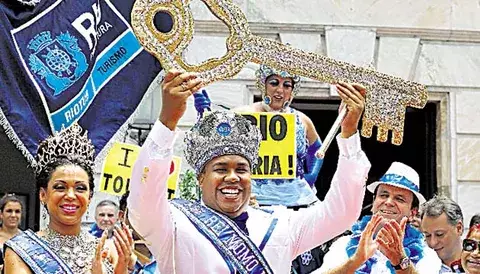 Brasil se zambulle en el desenfreno carnavalesco 