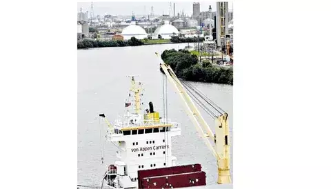 Intenso tráfico petrolero por el canal de Houston 