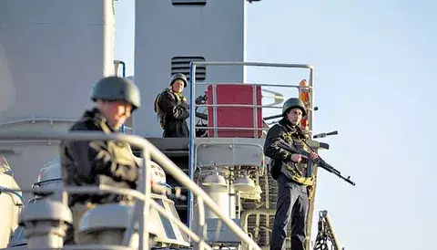 Rusia exige a dos barcos de Ucrania que se rindan 