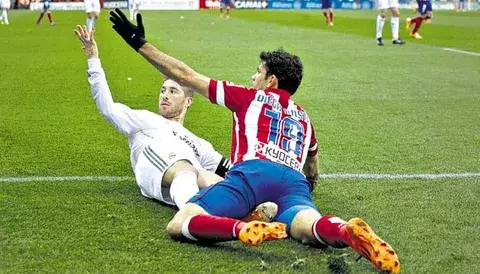 Sergio Ramos admite que cometió penalti sobre Diego Costa en el derbi 