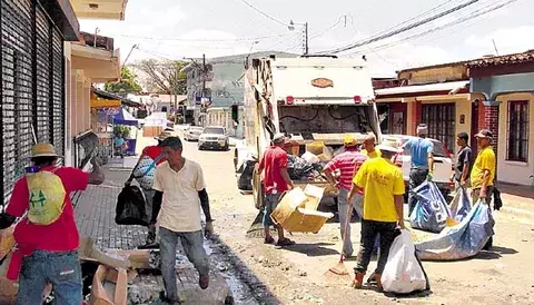 Ardua labor de limpieza se mantuvo ayer en el interior 