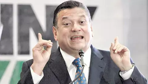  Candidato oficialista abandona campaña a la presidencia tica 