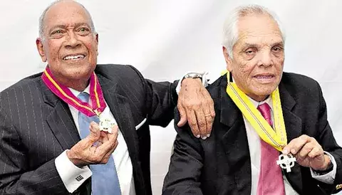 Homenajes y música, adiós a la farsa 