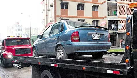 Alcaldía remueve 280 vehículos abandonados  