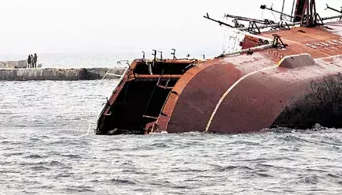Rusos hunden un barco para bloquear a Ucrania 