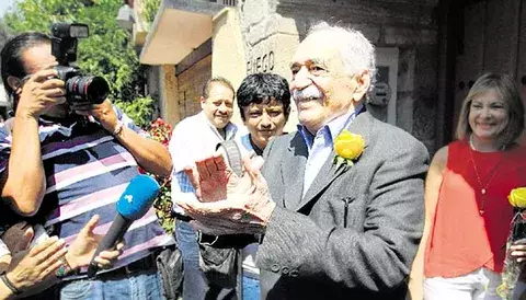  A un sonriente Gabo le cantan las ‘Mañanitas’  