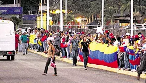 Cadena humana en repudio a la actuación militar 