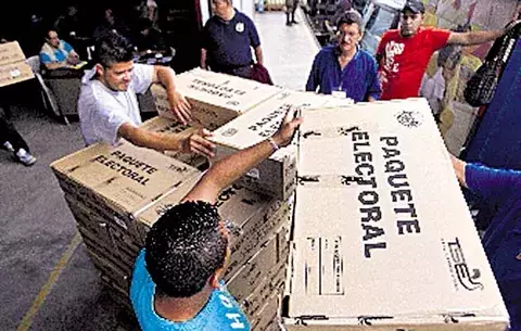 Salvadoreños votan   