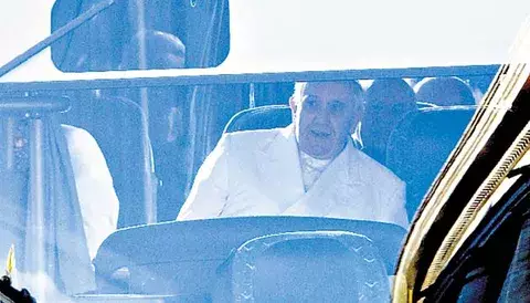 Papa parte en bus a retiro de Cuaresma 