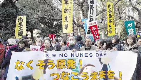 Miles protestan antes del aniversario del tsunami de Fukushima 