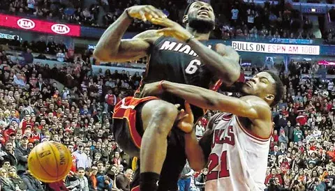  LeBron James y su desafortunada tarde  