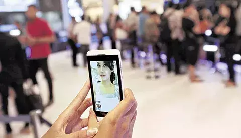 Mujeres jóvenes son las más propensas a caer en el fenómeno del ‘selfie’ 