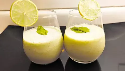 Smoothie de coco, piña y menta 