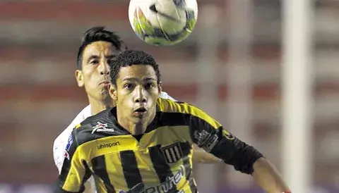 Alfaro, titular en la victoria del The Strongest 