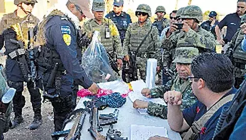 Entregan sus armas 