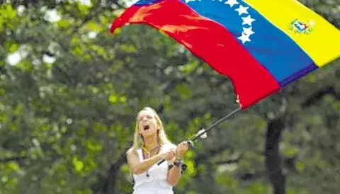 Lilian Tintori recibe ‘cartas del pueblo’ para Leopoldo López 