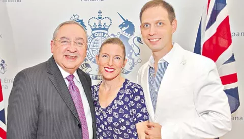 Fiesta por cumpleaños de Su Majestad