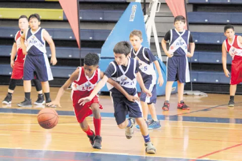 Acción del básquet Kiwanis ya comenzó