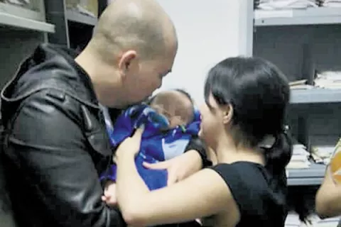 Policía logra rescatar a bebé 