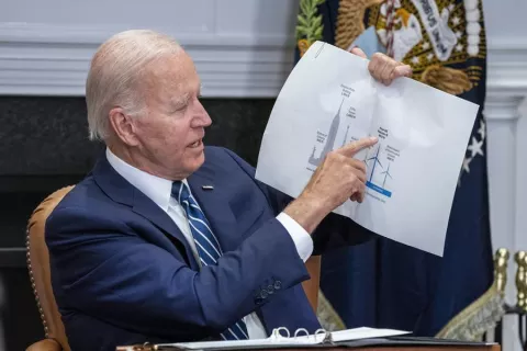 Gobierno de Joe Biden enfrenta demanda por restricciones en armas